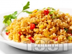 Вкусен пържен задушен ориз с пилешки хапки, зеленчуци и соев сос - снимка на рецептата